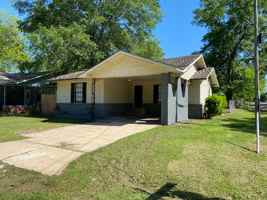 featured image of 802 E 4th St