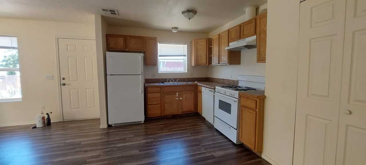 1465 Gleason Ave - Photo 2 of 17