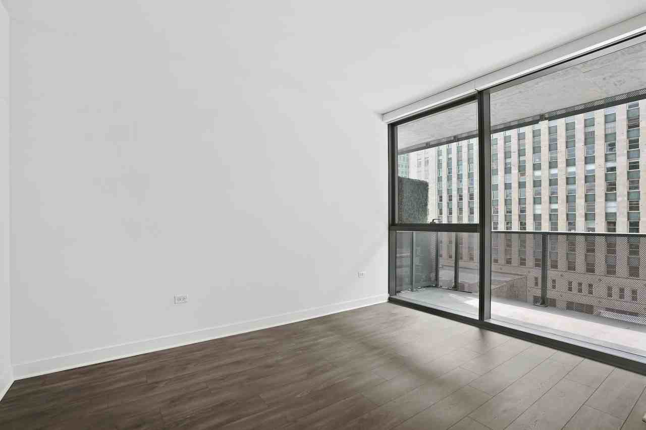 189 W Hubbard St - Photo 2 of 7