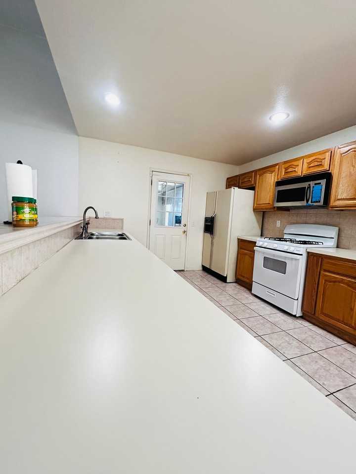 2346 Seabright Ave - Photo 4 of 12