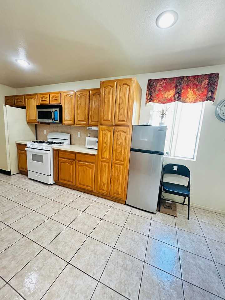 2346 Seabright Ave - Photo 5 of 12
