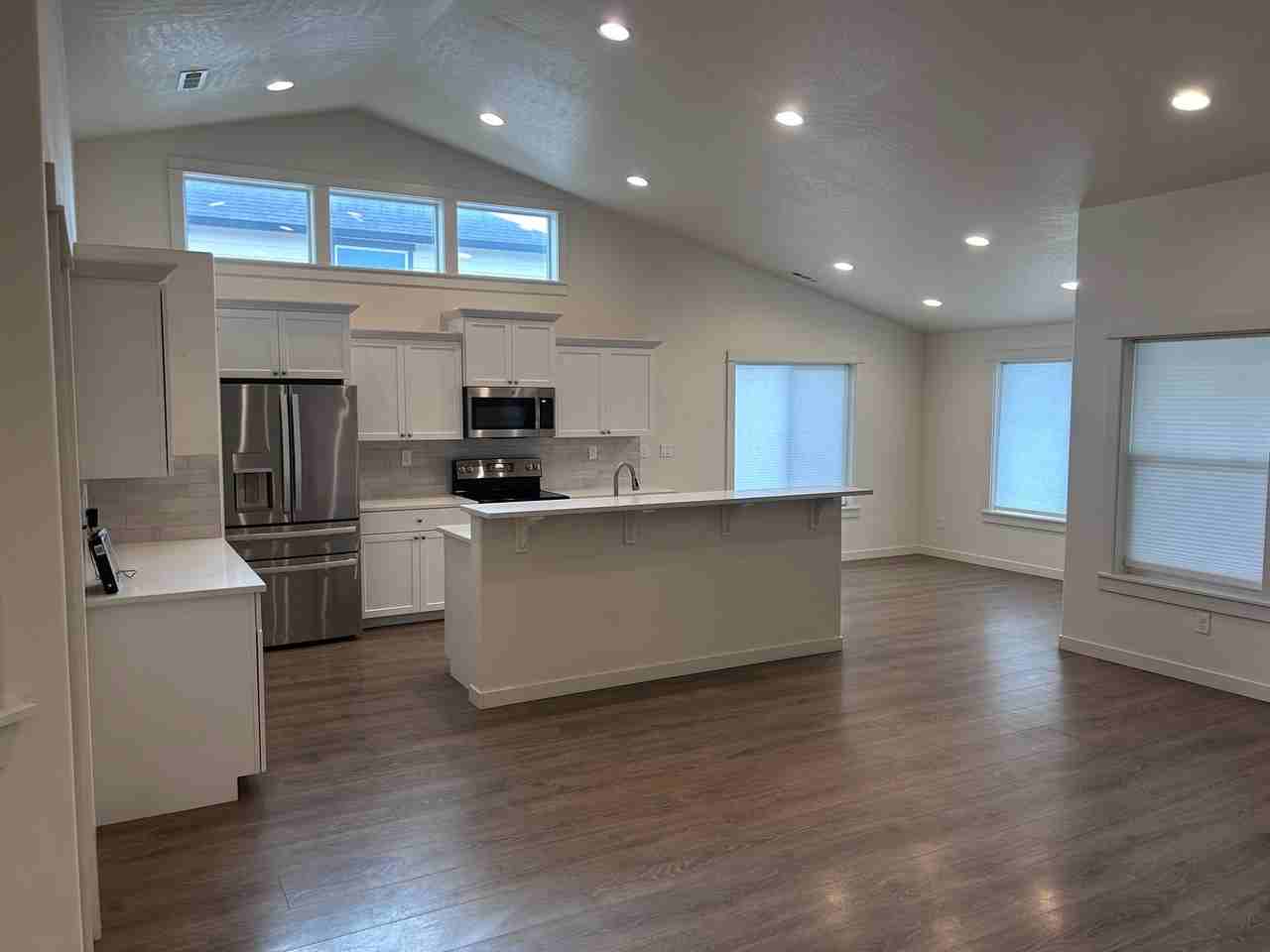 3871 Webster Ave - Photo 5 of 21