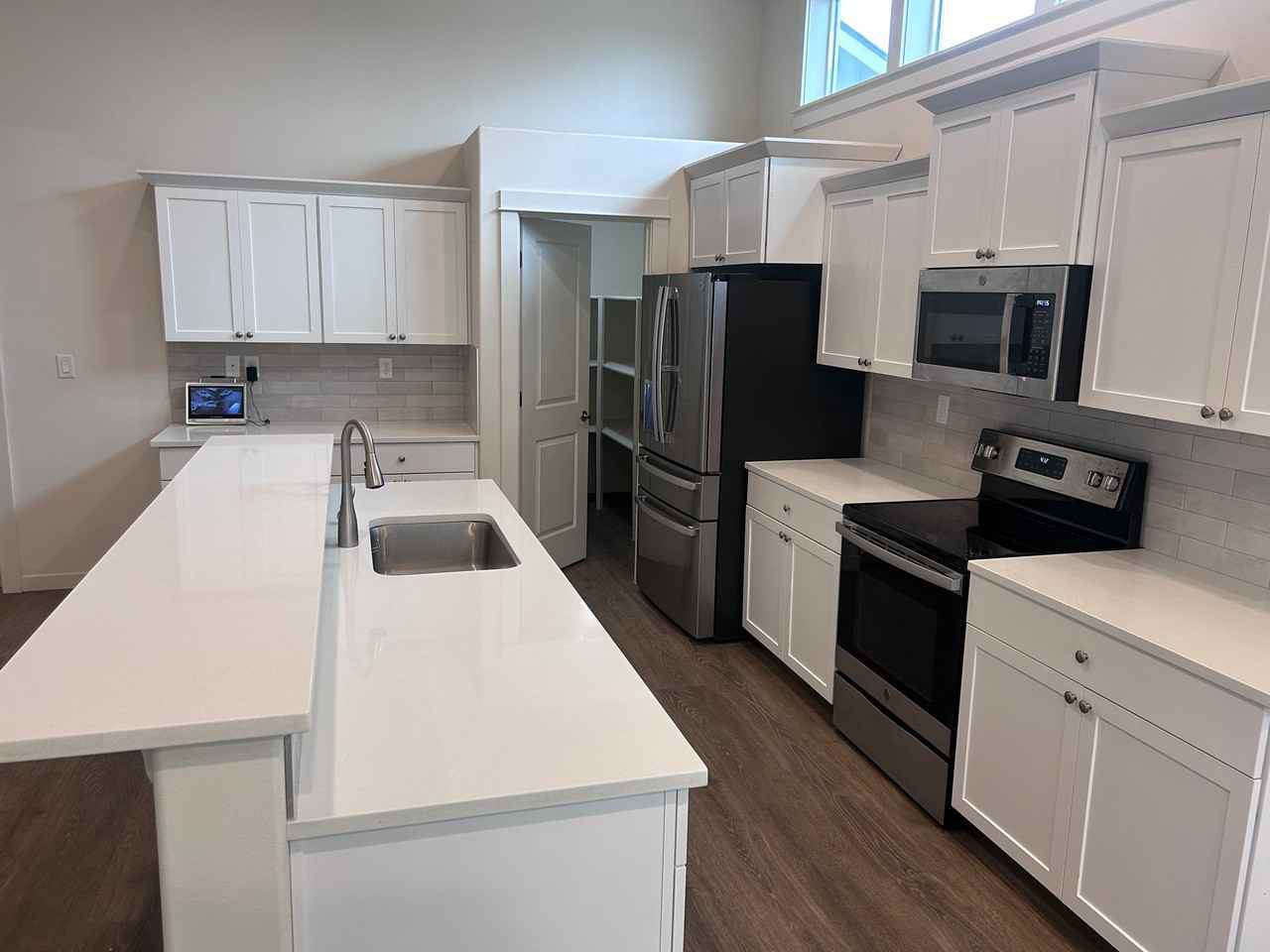 3871 Webster Ave - Photo 6 of 21