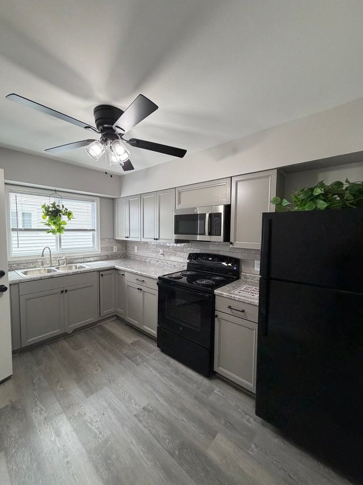 4517 Douglas Rd #1 - Photo 3 of 12