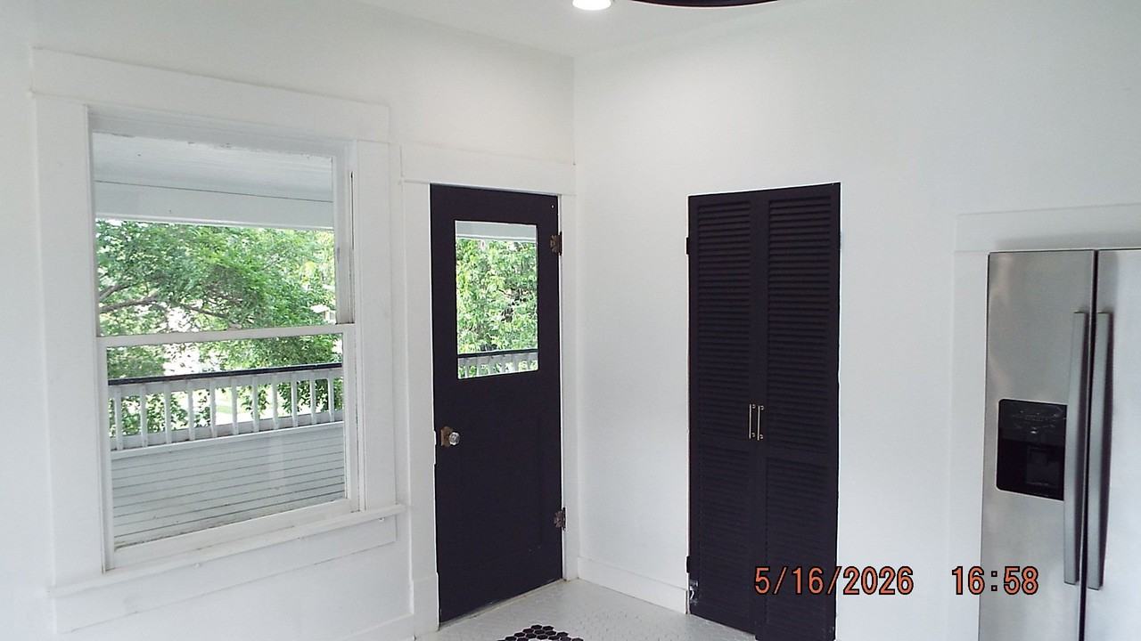 940 W Mulberry, Upstairs, Front, - Photo 5 of 14