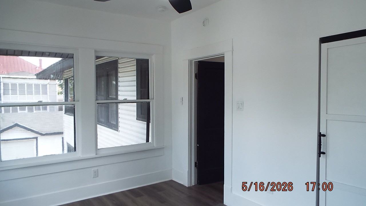 940 W Mulberry, Upstairs, Front, - Photo 7 of 14