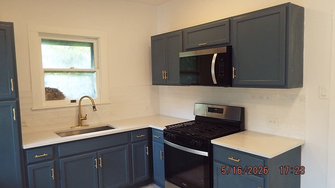 940 W. Mulberry, Upstairs, Rear, - Photo 6 of 13