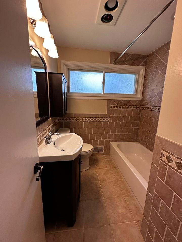 1712 Henry Rd - Photo 3 of 14