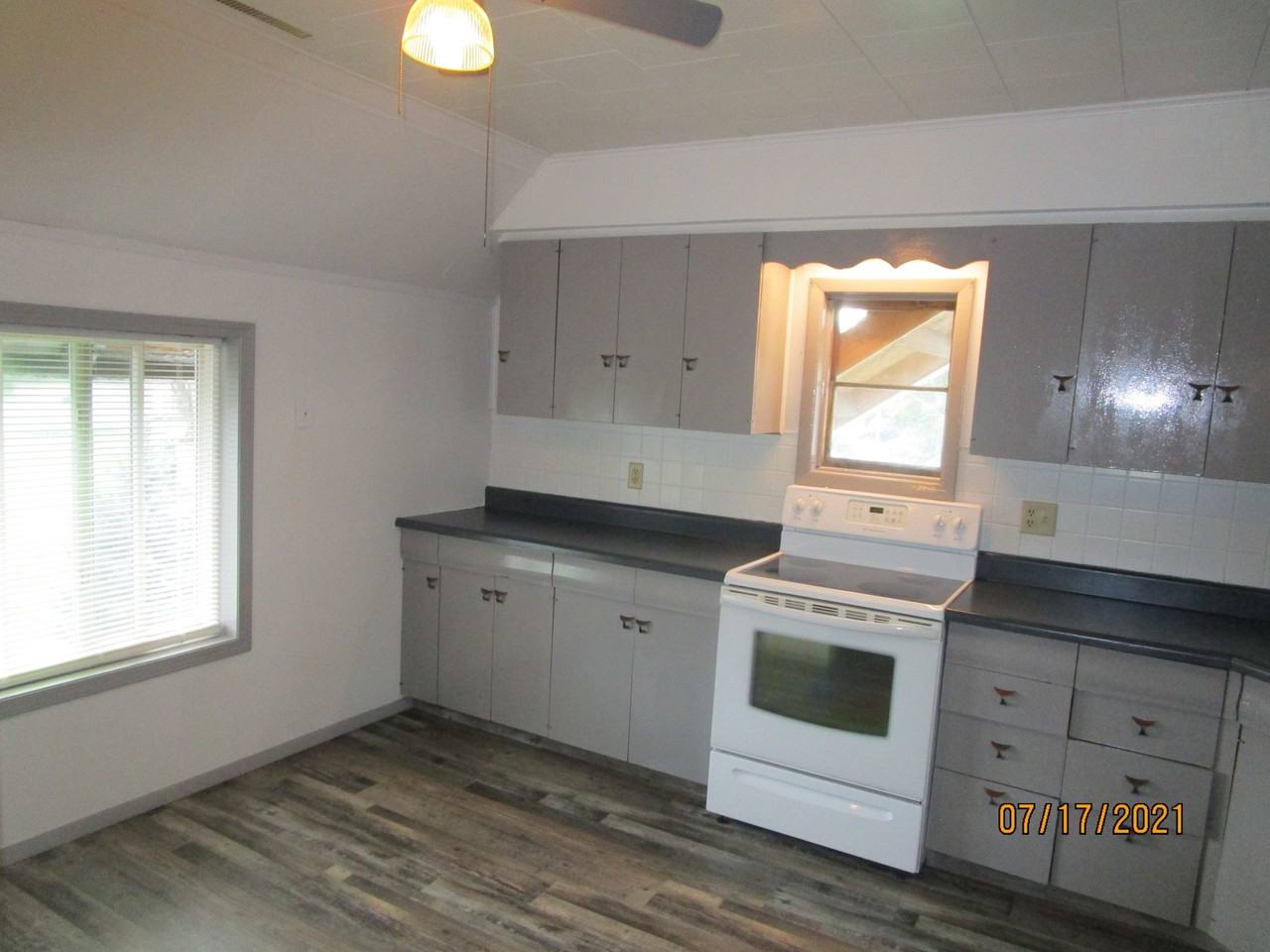 629 N Pine St - Photo 2 of 15