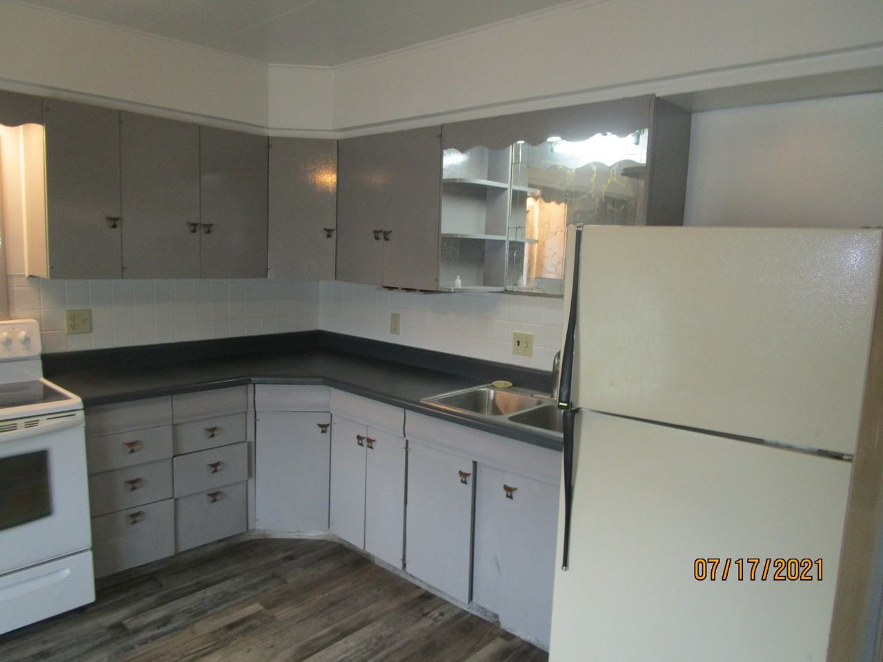 629 N Pine St - Photo 3 of 15