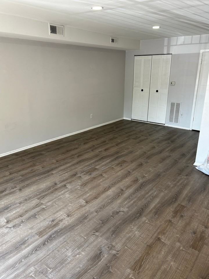 9841 Northeast Ave #18B - Photo 4 of 15
