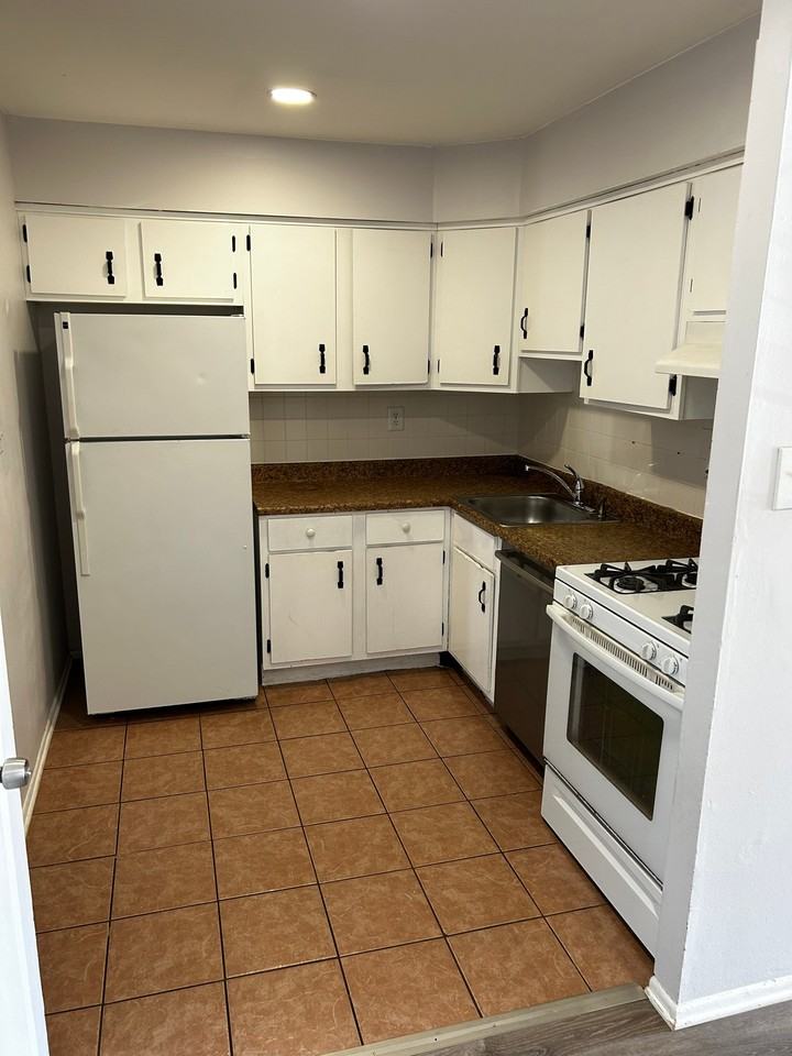 9841 Northeast Ave #18B - Photo 5 of 15
