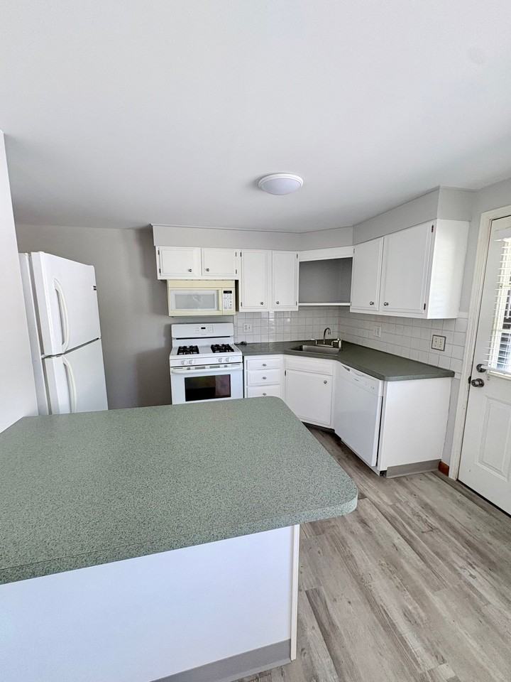 231 Greenmeadow Dr - Photo 2 of 19