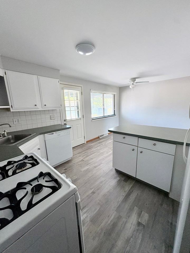 231 Greenmeadow Dr - Photo 3 of 19