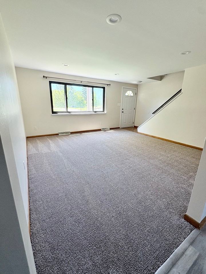 231 Greenmeadow Dr - Photo 5 of 19