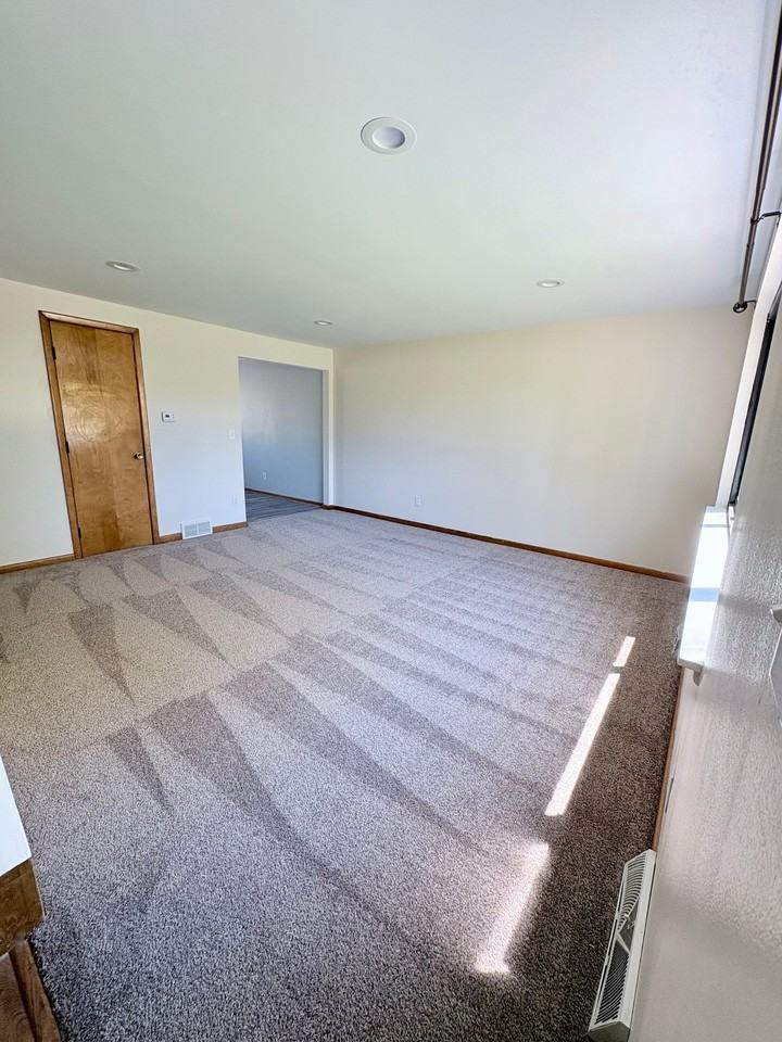 231 Greenmeadow Dr - Photo 6 of 19