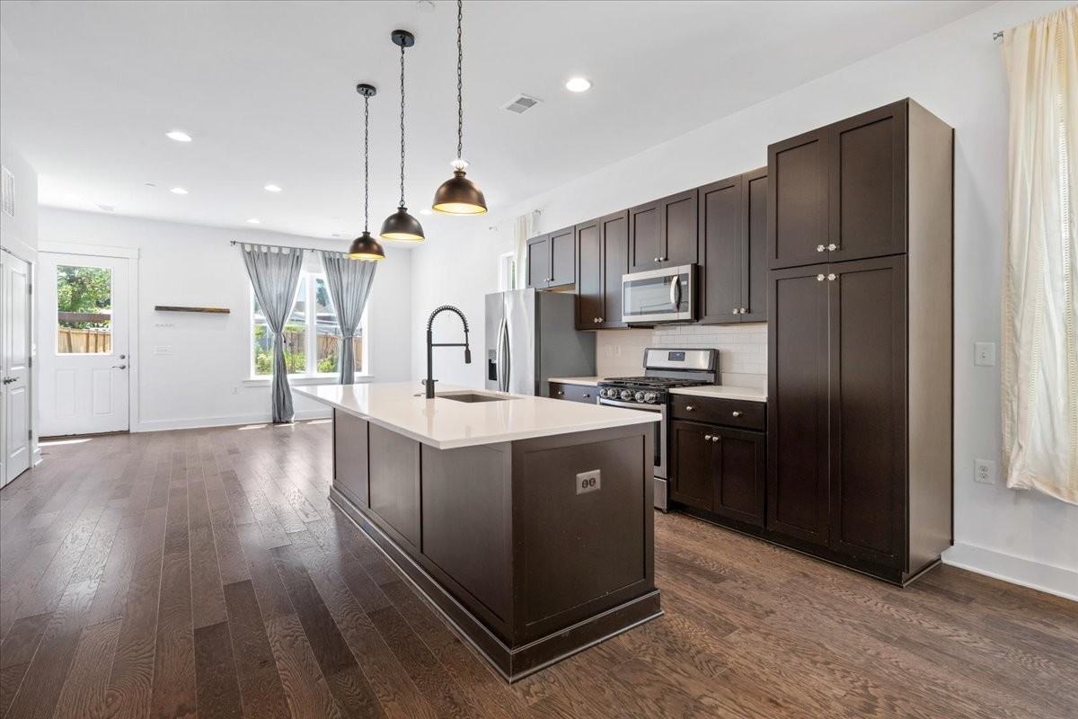 222 E 6th St - Photo 6 of 20