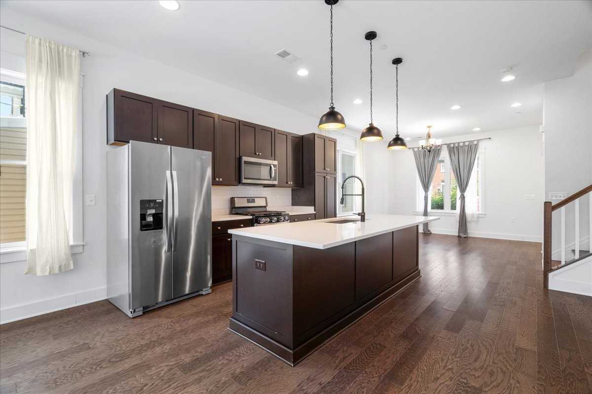 222 E 6th St - Photo 7 of 20