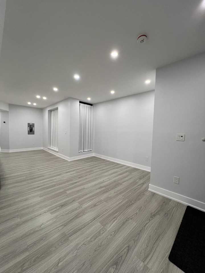 College St & Palmerston Ave #B - Photo 3 of 9