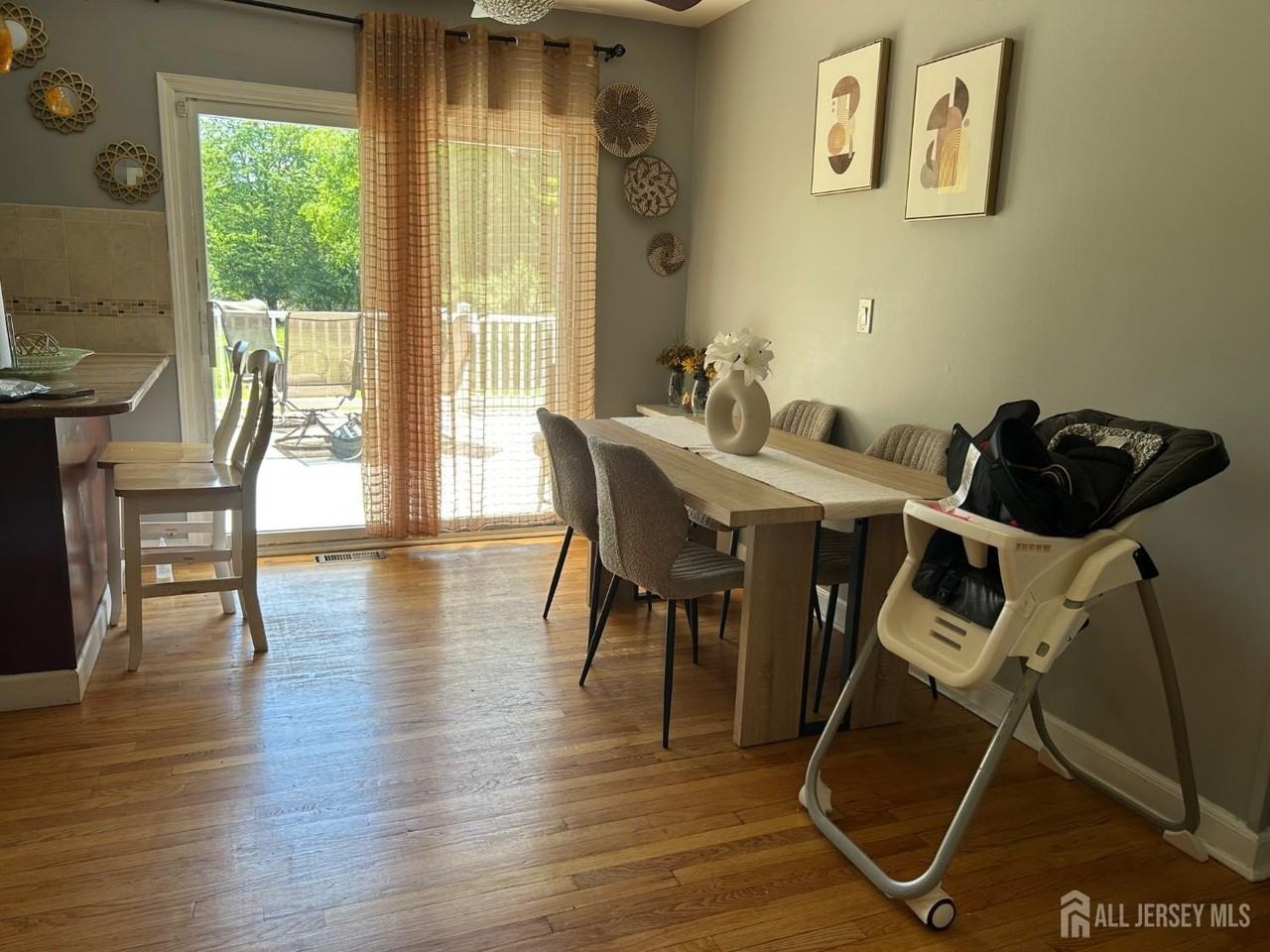 869 Gates Ave - Photo 5 of 13