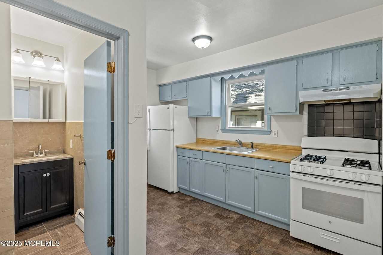 1105 Emory St #2 - Photo 4 of 29