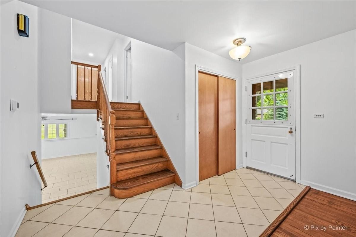 116 S Deerpath Rd - Photo 2 of 33