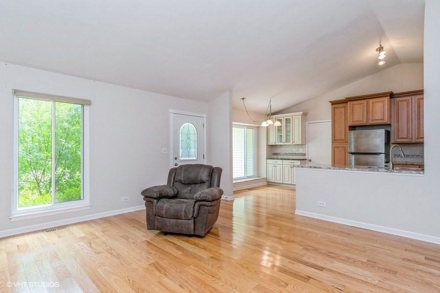 421 Bayview Ave - Photo 2 of 10