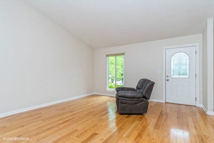 421 Bayview Ave - Photo 3 of 10