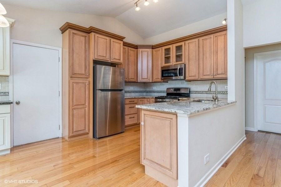 421 Bayview Ave - Photo 4 of 10