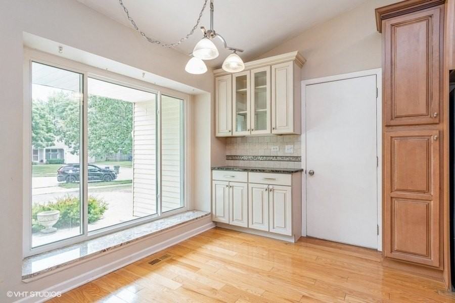 421 Bayview Ave - Photo 5 of 10