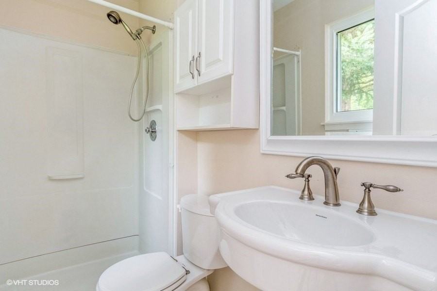 421 Bayview Ave - Photo 7 of 10