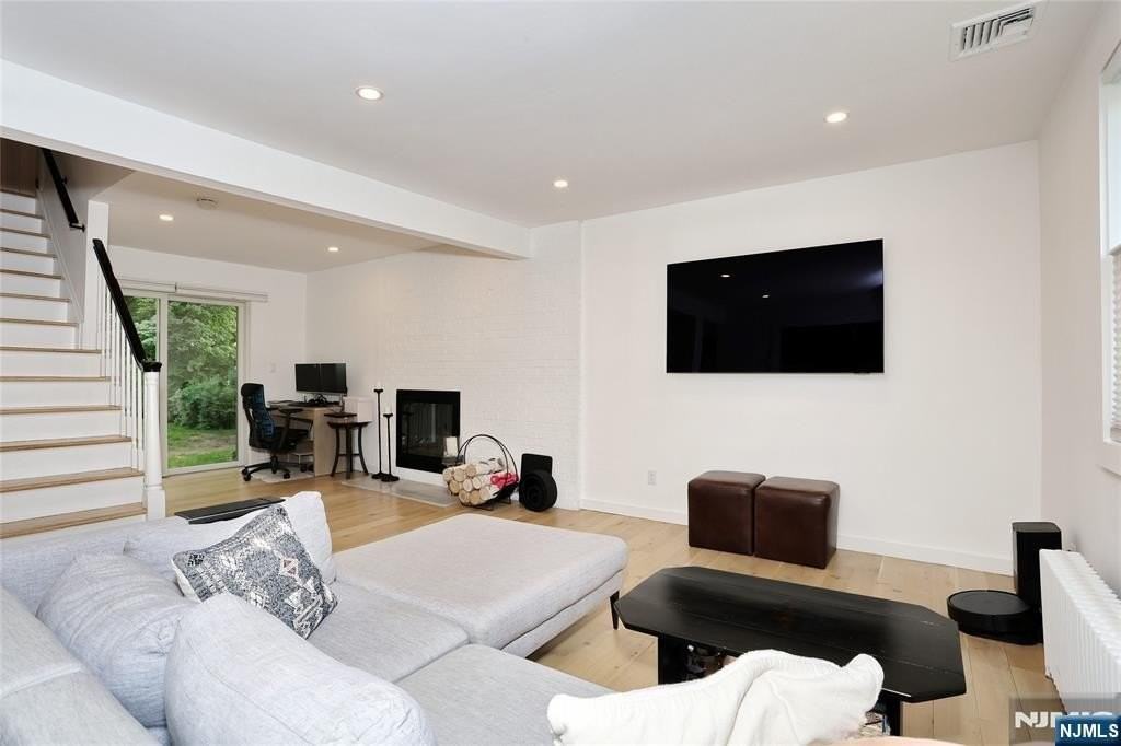 324 Godwin Ave - Photo 3 of 36