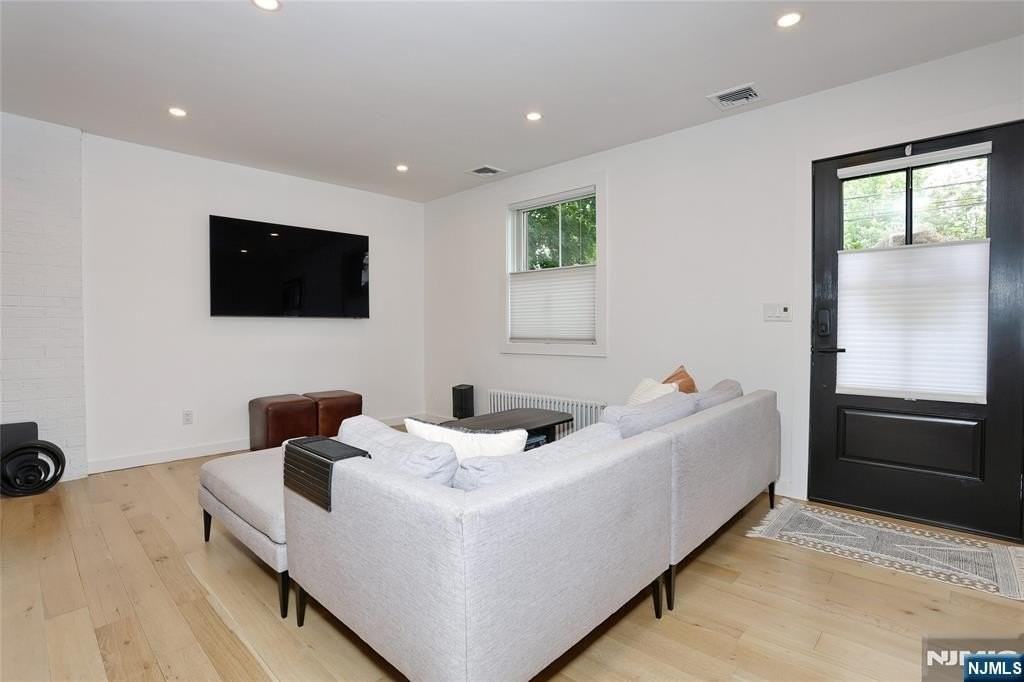 324 Godwin Ave - Photo 4 of 36
