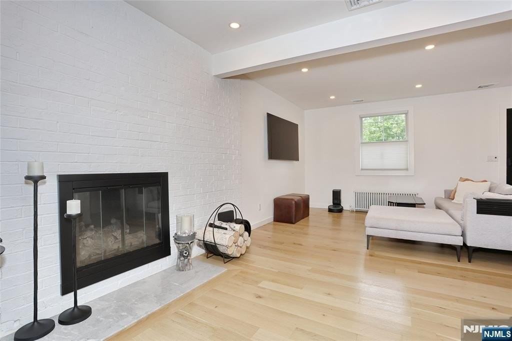 324 Godwin Ave - Photo 5 of 36