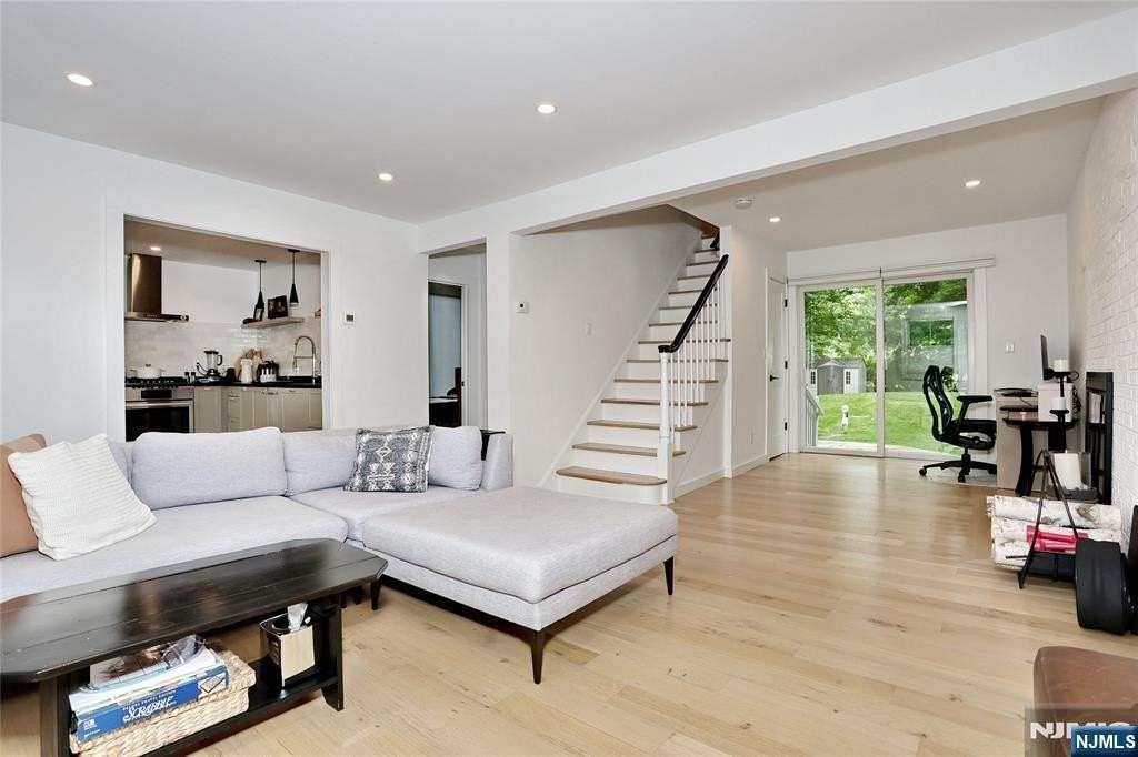 324 Godwin Ave - Photo 7 of 36