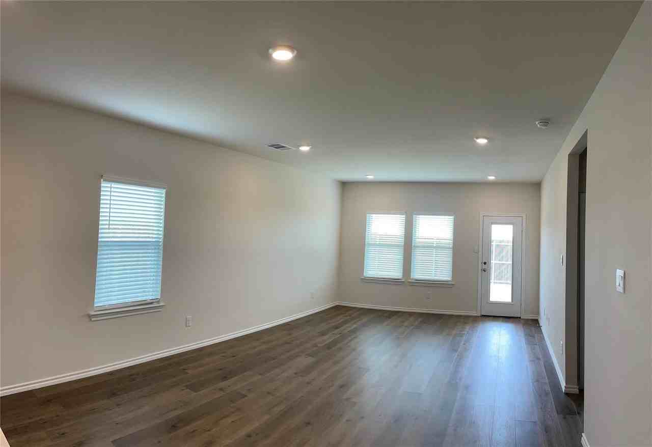 920 Sunrise Ln - Photo 3 of 20