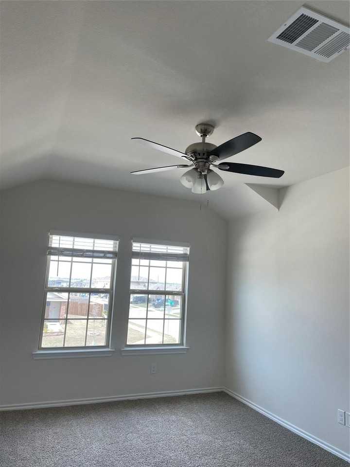 920 Sunrise Ln - Photo 5 of 20