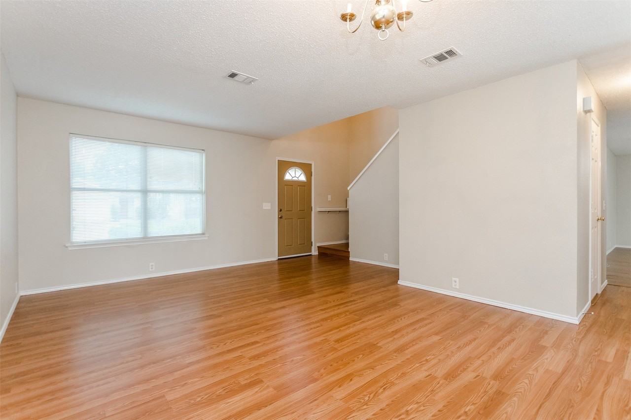 1308 Dundee Dr - Photo 2 of 35