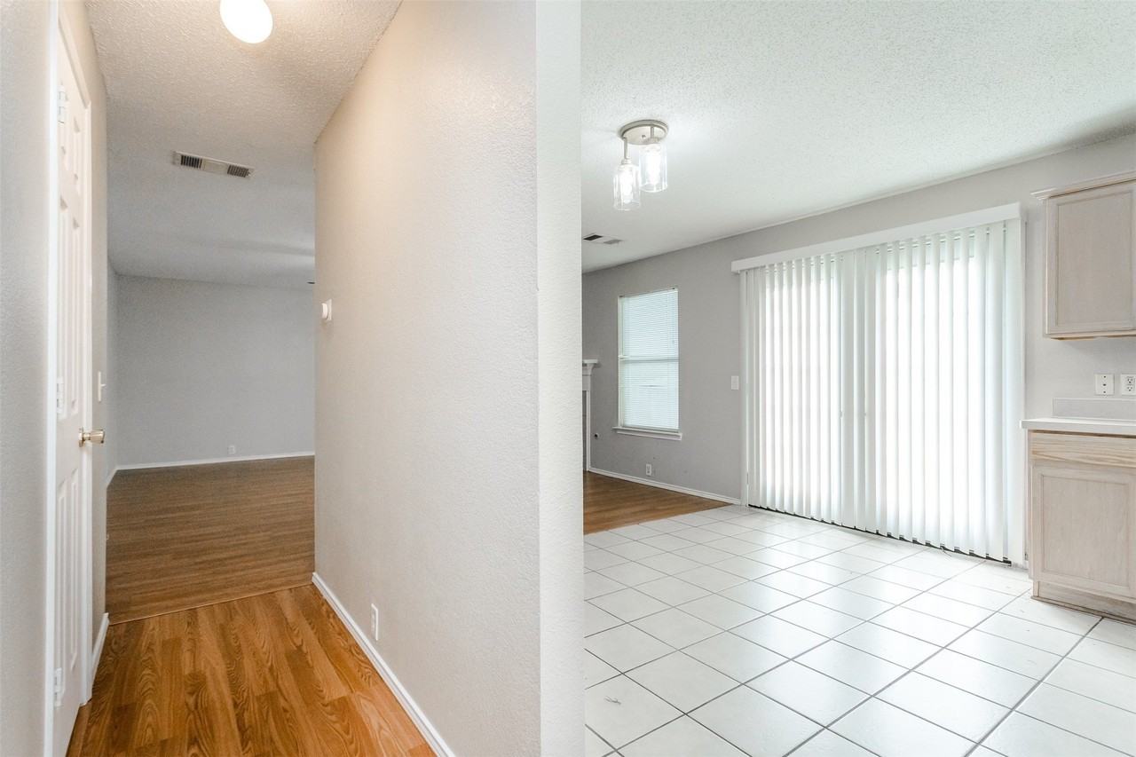 1308 Dundee Dr - Photo 5 of 35