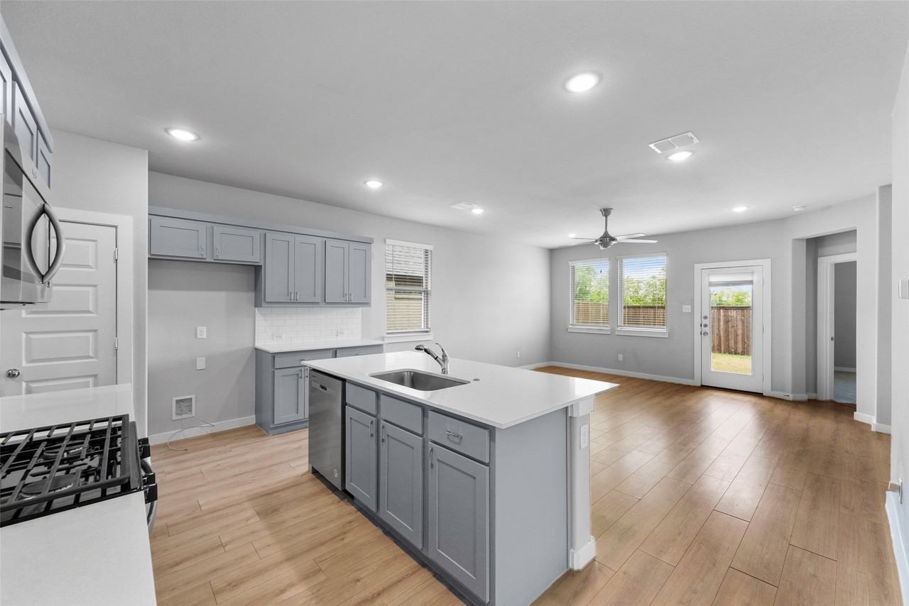 124 Mandarin St - Photo 7 of 31