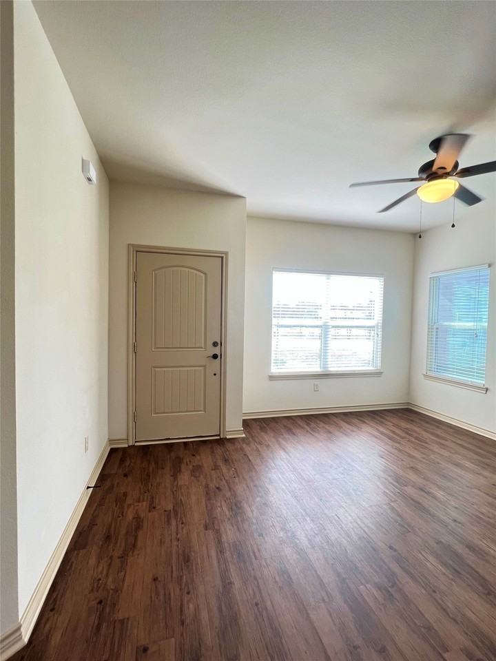 214 Lasso Ct - Photo 2 of 16