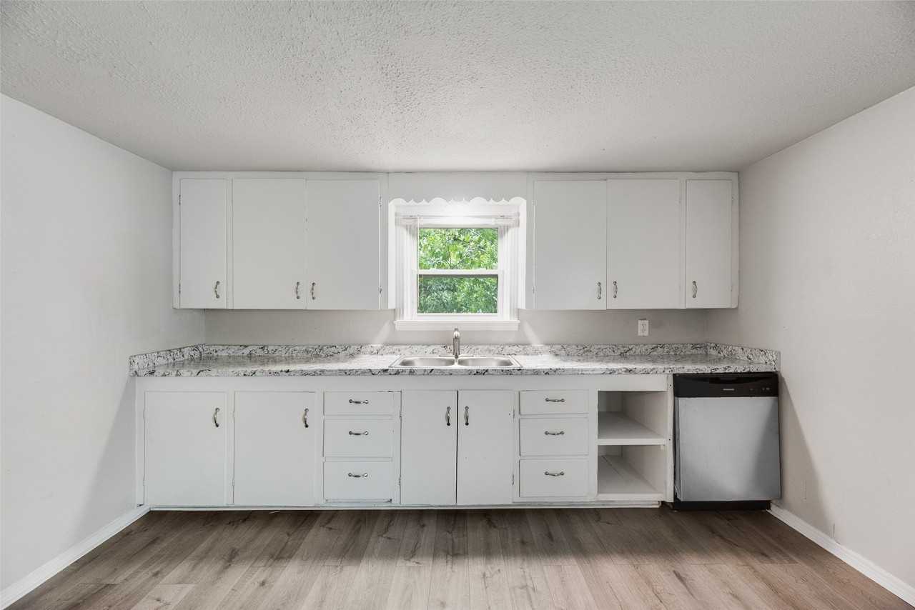 821 Bond St #A - Photo 2 of 13