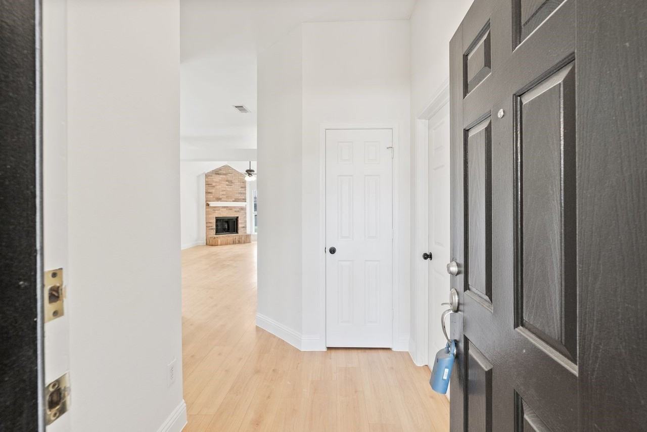 2809 Mitchell Ln - Photo 3 of 30