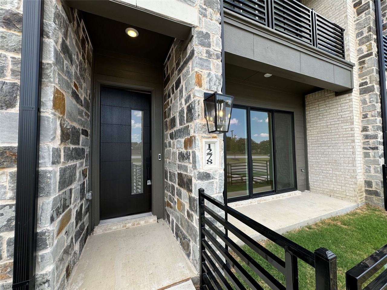 1278 Daybreak Dr - Photo 3 of 40