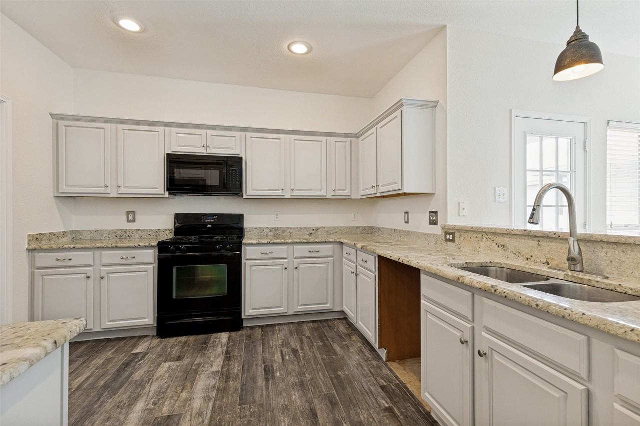 11012 Dillon St - Photo 6 of 12