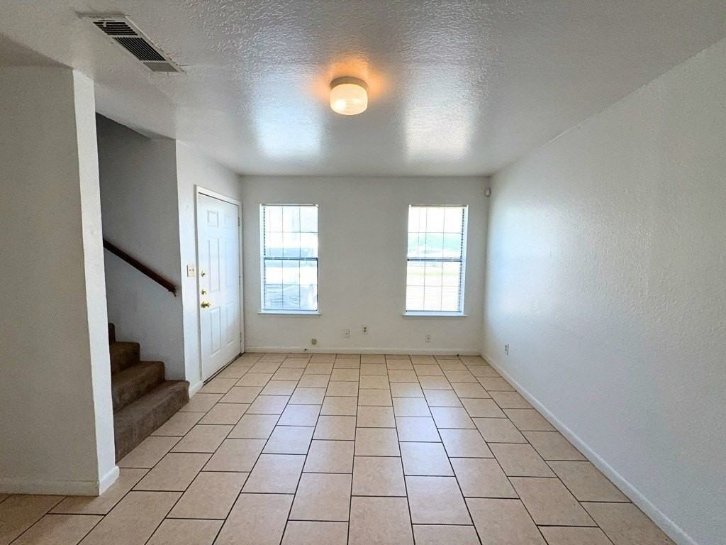 807 W Walnut St #C4 - Photo 2 of 18
