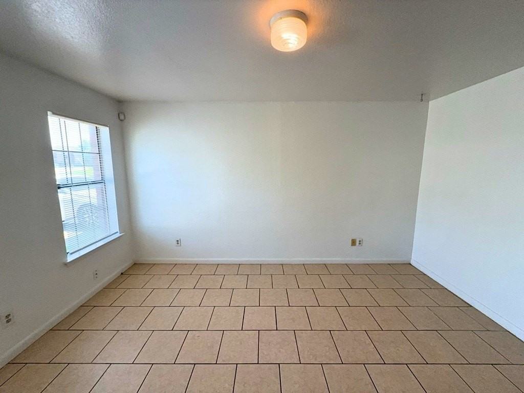 807 W Walnut St #C4 - Photo 3 of 18