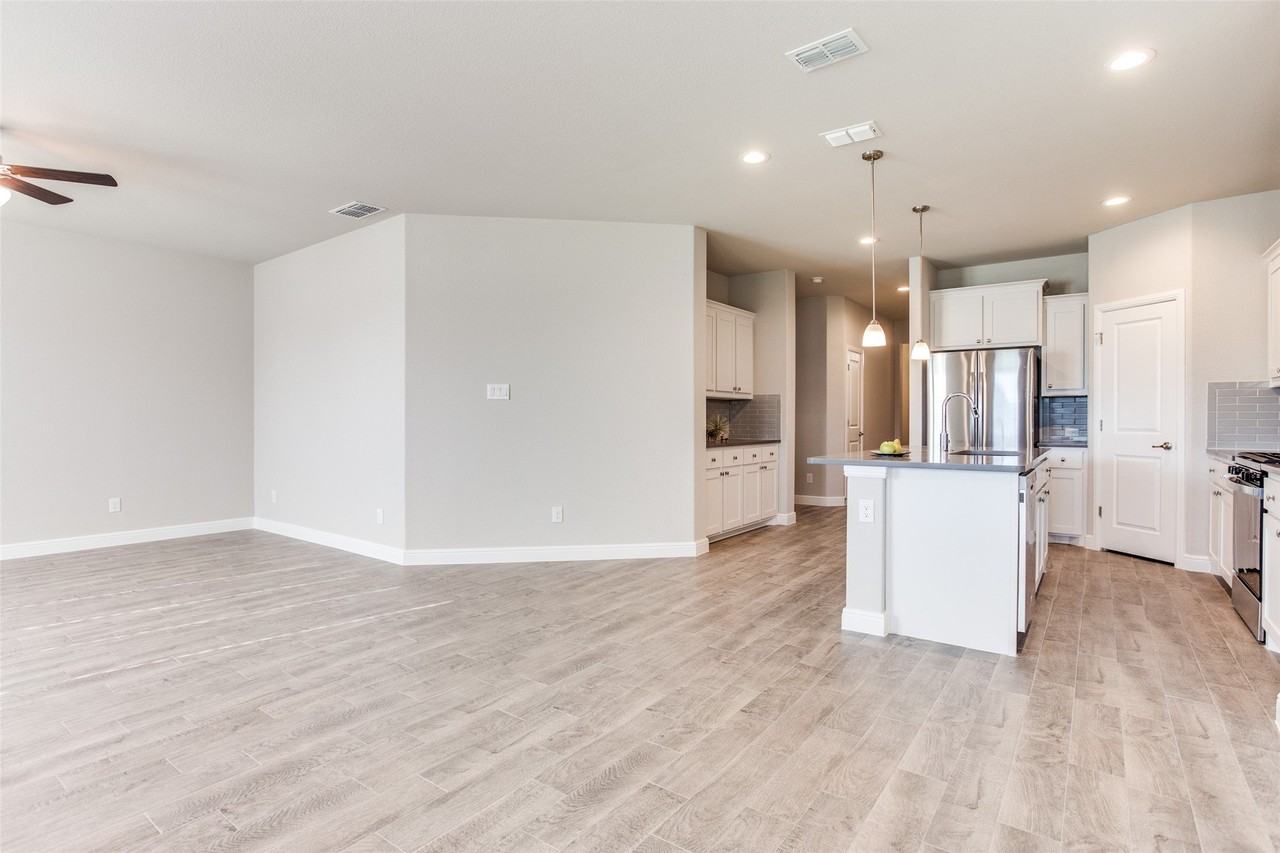 15828 Bronte Ln - Photo 3 of 37