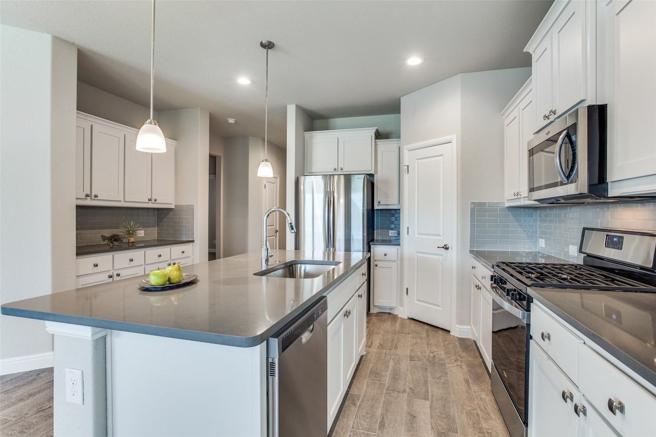 15828 Bronte Ln - Photo 4 of 37