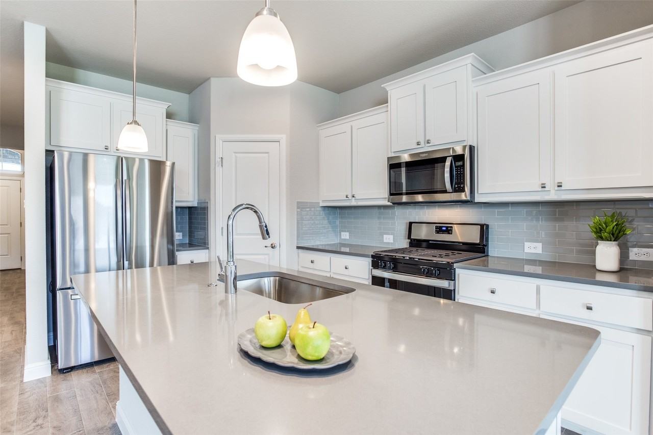 15828 Bronte Ln - Photo 5 of 37
